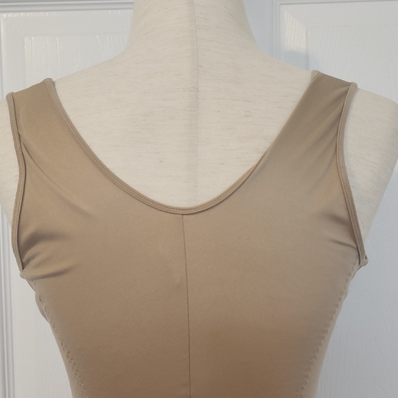 Maidenform Body  Shapewear Tank. - Picture 3 of 9